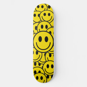 Smilie stellen Kreuzer-Skateboard gegenüber Skateboard