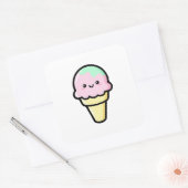 Smiling Ice Cream – Cute Kawaii Illustration Quadratischer Aufkleber (Umschlag)