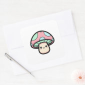 Smiling Mushroom – Cute Kawaii Illustration Quadratischer Aufkleber (Umschlag)