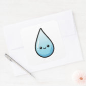 Smiling Raindrop – Cute Kawaii Illustration Quadratischer Aufkleber (Umschlag)