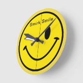 Smirk-Lächeln Runde Wanduhr (Winkel)