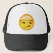 Smirking Gesicht Emoji Truckerkappe (Vorderseite)