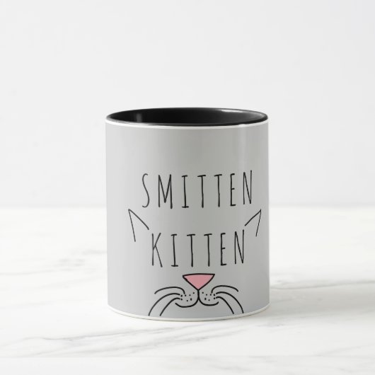 Smitten Kätzchen-Typografie-Katzen-Ohren u. Bärte Tasse (Zentrum)