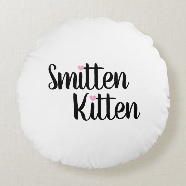 Smitten Kitten Cute Valentine’s Day Rundes Kissen (Vorderseite)