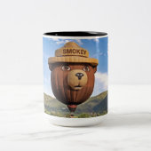 Smokey Bear in Colorado Zweifarbige Tasse (Mittel)