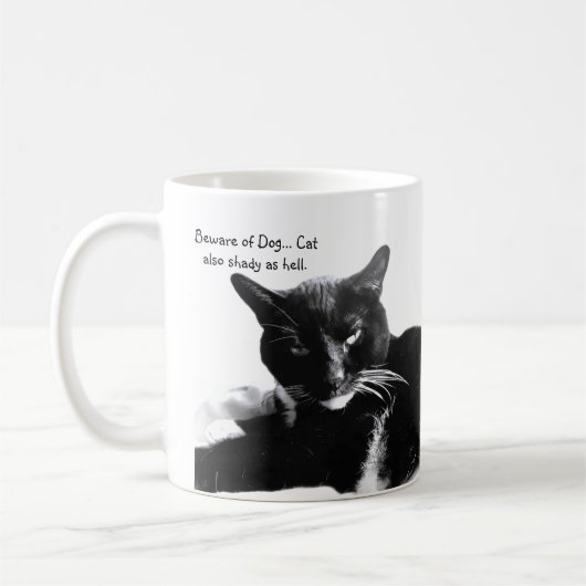 Smoking-Katze mit zweideutigem Lächeln  Kaffeetasse (Links)