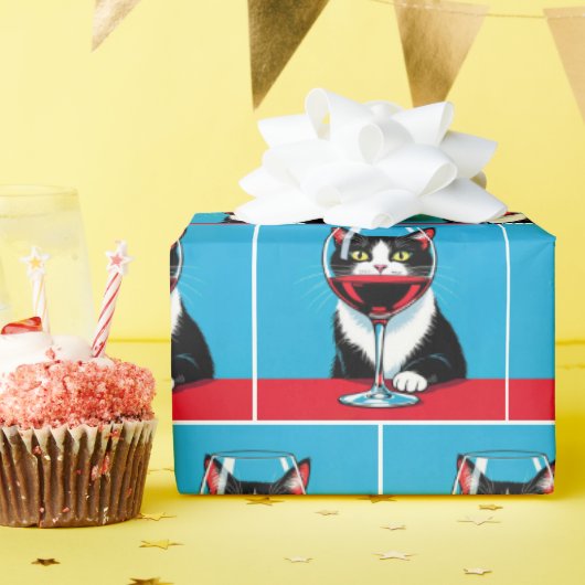 Smokinganzugkatze starrt durch ein Weinglas Geschenkpapier (Geburtstagsparty)