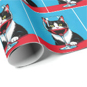 Smokinganzugkatze starrt durch ein Weinglas Geschenkpapier (Rolleneckpunkt)