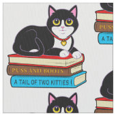 Smokings-Katze auf Büchern Stoff (Nahaufnahme)
