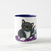 Smokings-Katze mit Plätzchen und Milch Tasse (Zentrum)