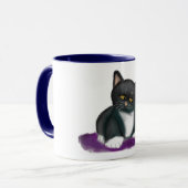 Smokings-Katze mit Plätzchen und Milch Tasse (Vorderseite Links)