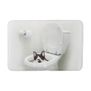 Smokings-Miezekatze in der Toilette Badematte