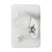 Smokings-Miezekatze in der Toilette Badematte (Vorderseite Vertikal)