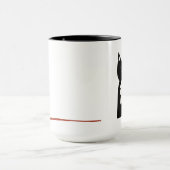 Smokings-Schwarzweiss-Katze und Ball des Garns Tasse (Zentrum)