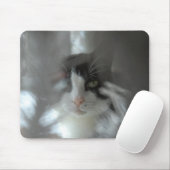 Smokingskatze, die durch Niederlassungen blickt Mousepad (Mit Mouse)