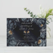 Smoky Gray Blue Rose Skulls Gothic Wedding Einladung (Stehend Vorderseite)