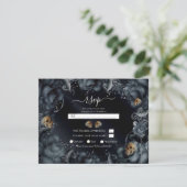 Smoky Gray Blue Rose & Skulls Wedding RSVP Einladung (Stehend Vorderseite)