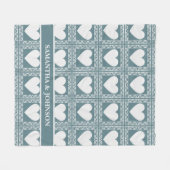 Smoky Teal Geometric Hearts Valentine Gift Fleecedecke (Vorderseite (Horizontal))