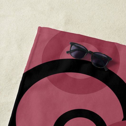 Smoky Topaz und schwarze Kreise Strandtuch (Beispiel)