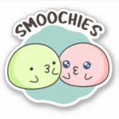 Smoochies Funny Kissing Mochi Pun Aufkleber (Vorderseite)