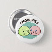 Smoochies Funny Kissing Mochi Pun Button (Vorne & Hinten)