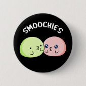 Smoochies Funny Kissing Mochi Pun Dark BG Button (Vorderseite)