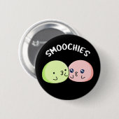 Smoochies Funny Kissing Mochi Pun Dark BG Button (Vorne & Hinten)