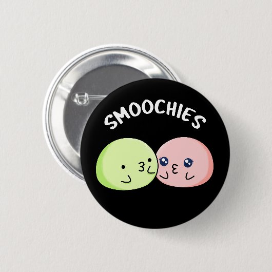 Smoochies Funny Kissing Mochi Pun Dark BG Button (Vorne & Hinten)