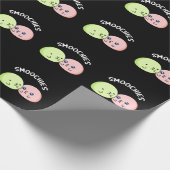 Smoochies Funny Kissing Mochi Pun Dark BG Geschenkpapier (Ecke)