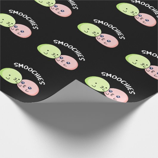 Smoochies Funny Kissing Mochi Pun Dark BG Geschenkpapier (Ecke)