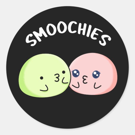 Smoochies Funny Kissing Mochi Pun Dark BG Runder Aufkleber (Vorderseite)