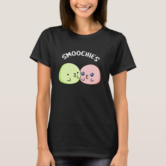 Smoochies Funny Kissing Mochi Pun Dark BG T-Shirt (Vorderseite)