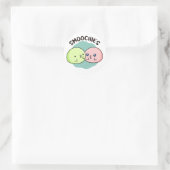 Smoochies Funny Kissing Mochi Pun Runder Aufkleber (Tasche)