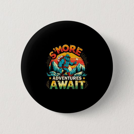 Smor-Abenteuer warten lustiger Bigfoot-Camping Button (Vorderseite)
