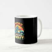 Smor-Abenteuer warten lustiger Bigfoot-Camping Kaffeetasse (VorderseiteRechts)