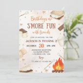 S'more Campfire Mehr Spaß Freunde Camping Geburtst Einladung (Stehend Vorderseite)
