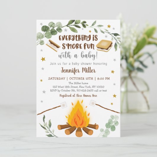 S'mores Campfire Bonfire Greenery Baby Dusche Einladung (Stehend Vorderseite)