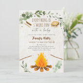 S'mores Campfire Bonfire Greenery Baby Dusche Einladung (Stehend Vorderseite)