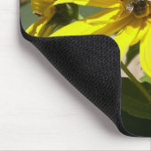 Snack für Sonnenblumen Mousepad (Ecke)