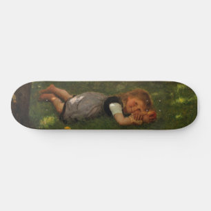 Snack Time (süßes junges Mädchen, das auf dem Gras Skateboard