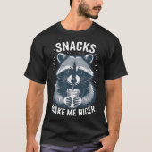 Snacks Make Me Nicer Raccoon Food Humor T-Shirt (Vorderseite)
