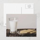 Snacks mit einem Glas Milch Postkarte (Vorne/Hinten)