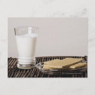 Snacks mit einem Glas Milch Postkarte