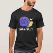 Snail Pub Dark BG T-Shirt (Vorderseite)