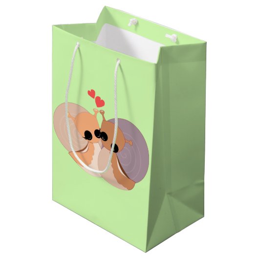 Snails Couple Gift Bag - Ihre Farben Mittlere Geschenktüte (Vorderseite Schrägansicht)