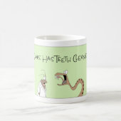 Snake Gets Teeth Cleaned Kaffeetasse (Mittel)