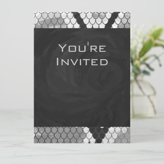 Snakeskin, grau, weiß und schwarz Mit Monogramm Einladung (Stehend Vorderseite)