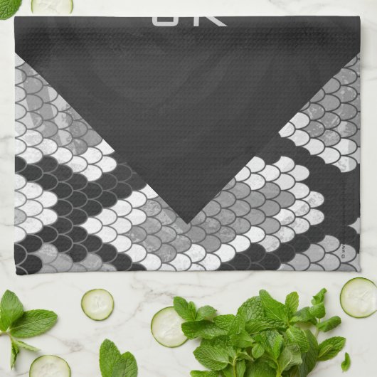 Snakeskin, grau, weiß und schwarz Mit Monogramm Geschirrtuch (Gefaltet)