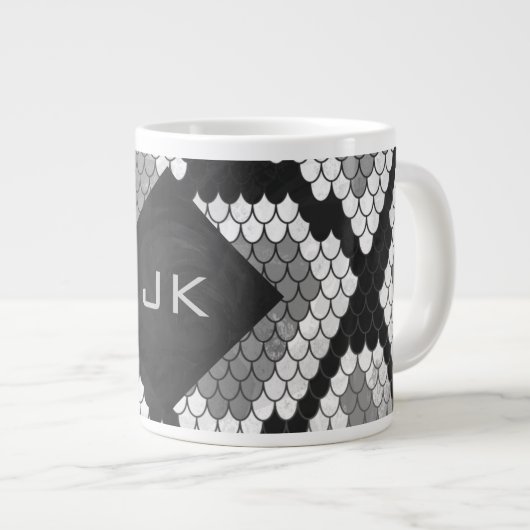 Snakeskin, grau, weiß und schwarz Mit Monogramm Jumbo-Tasse (Vorderseite Rechts)