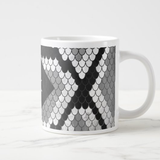Snakeskin, grau, weiß und schwarz Mit Monogramm Jumbo-Tasse (Rechts)